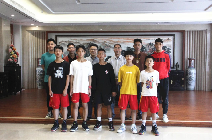 高村中學陳錫榮校長，籃球少年張家城同學一行蒞臨衍生健康醫(yī)藥產(chǎn)業(yè)園參觀交