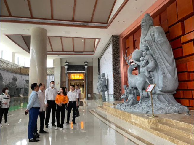 #園區(qū)動(dòng)態(tài)# 徐州市鼓樓區(qū)黨工委書(shū)記盧傳雪蒞臨衍生健康醫(yī)藥產(chǎn)業(yè)園參觀調(diào)研