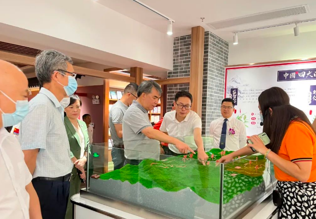 衍生動(dòng)態(tài)丨省農(nóng)業(yè)農(nóng)村廳二級(jí)巡視員梁友強(qiáng)一行蒞臨衍生健康醫(yī)藥產(chǎn)業(yè)園參觀調(diào)