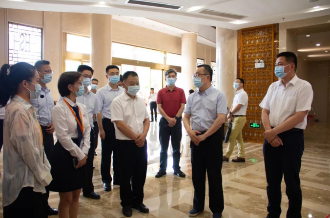 衍生動(dòng)態(tài)丨廣東省人社廳黨組書記、廳長(zhǎng)陳敏一行蒞臨衍生健康醫(yī)藥產(chǎn)業(yè)園參觀