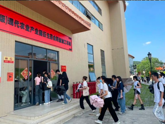 衍生動態(tài)丨廣東藥科大學(xué)云浮校區(qū)學(xué)生蒞臨衍生健康產(chǎn)業(yè)園開展參觀學(xué)習(xí)活動