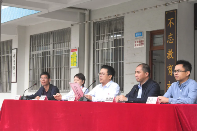 情系師生健康，愛心守護未來丨衍生健康醫(yī)藥向高村中學(xué)捐贈價值28萬元的“元旦禮品”