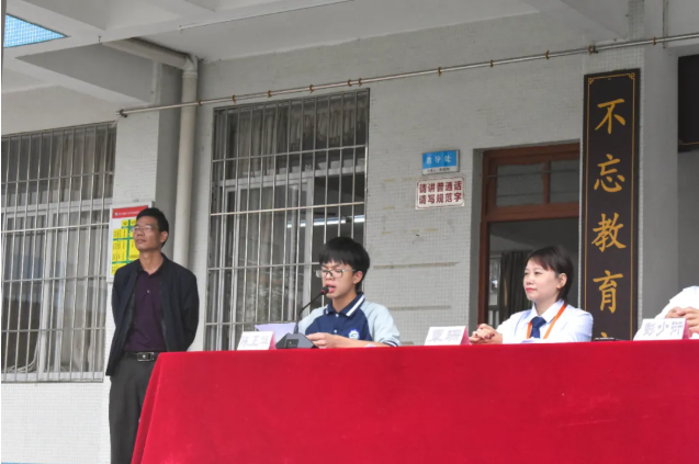 情系師生健康，愛心守護未來丨衍生健康醫(yī)藥向高村中學(xué)捐贈價值28萬元的“元旦禮品”