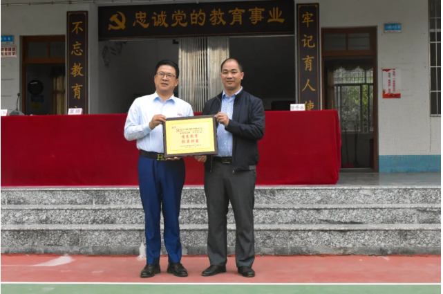 情系師生健康，愛心守護未來丨衍生健康醫(yī)藥向高村中學(xué)捐贈價值28萬元的“元旦禮品”